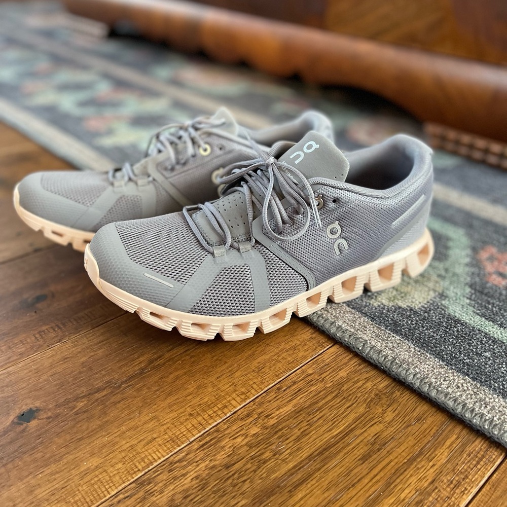 On Cloud 5 Women's Running Shoes | Zinc / Shell - Women's size 10 brand new